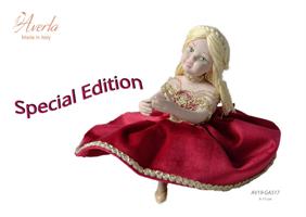 Dama Seduta In Porcellana Di Capodimonte Vestito Velluto Rosso h.17Cm Completa Di Scatola Cilindrica
