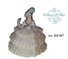 Damina Di Ceramica Con Cappello Di Piume Seduta Sul Puffo Competo Di Astuccio Disponibile Su Richiesta In Altri Colori.