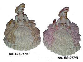 Damina Con Cappello Piume Sedute Su Puffo