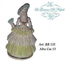 Damina  Di Ceramica Con Cappello Di Piume Su Basetta Tonda Completo Di Astuccio Disponibile Su Richiesta In Altri Colori H. 13 Cm