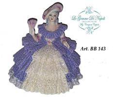 Damina Di Ceramica Con Cappello Di Piume Seduta Sul Puffo Completa Di Astuccio Disponibile Su Richiesta In Altri Colori