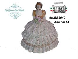 Damina Carol Con Bouquet 3 Rose In Capodimonte 14 Cm Completa di Astuccio Disponibile Anche In Altri Colori