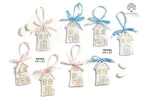 Casetta Con Fiocco Rosa 8 Cm 4 Soggetti Assortiti In Resina Con Appendino 12*192
