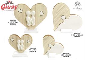 Cuore In Legno Con Innamorati Stilizzati In Porcellana H.15 Cm Completo Di Scatola 8*48