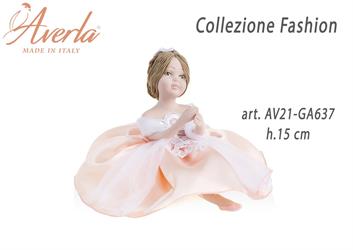 Dama Grande Seduta Con Vestito In Raso In Porcellana Di Capodimonte Collezione Fashion H.15 Cm Completa Di Astuccio