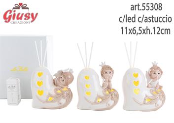 Profumatore Angelo In Porcellana Su Cuore Con Led 3 Soggetti Assortiti 11x6,5xh.12 Cm Completo Di Astuccio Ed Essenza 1*36