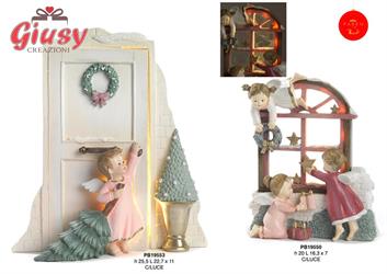 Porta Aperta Da Angelo Con Albero Di Natale In Resina Con Luce Led H.25,5 Cm 1*6