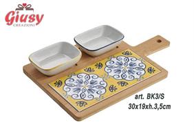 Tagliere In Legno Con Mattonella E 2 Ciotole In Ceramica Decoro Maiolica 30x19xH.3,5 Cm Completo Di Scatola 1*16