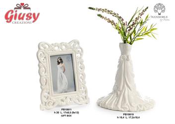 Portafoto In Ceramica Con Decoro Merletto Color Bianco H.20 Cm Completo Di Scatola 1*16
