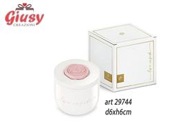Candela Profumata In Barattolo Di Ceramica Color Bianco Con Cerlacca Con Rosa Color Rosa d.6xH.6 Cm Completo Di Scatola 1*96