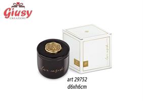 Candela Profumata In Barattolo Di Ceramica Color Nero Con Cerlacca Con 18 Color Oro d.6xH.6 Cm Completo Di Scatola 1*96