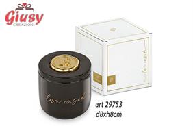Candela Profumata In Barattolo Di Ceramica Color Nero Con Cerlacca Con 18 Color Oro d.8xH.8 Cm Completo Di Scatola 1*96