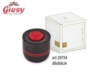 Candela Profumata In Barattolo Di Ceramica Color Nero Con Cerlacca Con Tocco Color Rosso d.6xH.6 Cm Completo Di Scatola 1*96