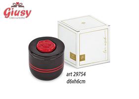 Candela Profumata In Barattolo Di Ceramica Color Nero Con Cerlacca Con Tocco Color Rosso d.6xH.6 Cm Completo Di Scatola 1*96