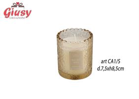 Candela Profumata Con Barattolo In Vetro Color Ambra Diametro 7,5xH.8,5 Cm Completa Di Scatola 1*24