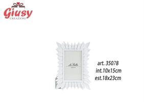 Portafoto In Resina Color Bianco Misura Interna 10xH.15 Cm - Esterna 18xH.23 Cm 1*24