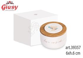 Barattolo Bianco In Ceramica Con Candela Profumata Con Coperchio In Bamboo Con Calice 6xh.6 Cm Completo Di Scatola 1*96