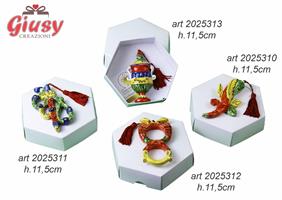 Asso Di Bastoni In Ceramica Di Capodimonte H.11,5 Cm Completo Di Box Esagonale