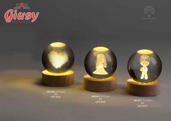 Globo In Cristallo Su Base In Legno Decoro Cuore Diametro 6 Cm Con Luce Led Completo Di Scatola 4*24