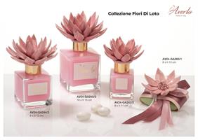 Bottiglia Quadrata Da 100 Ml Con Bgnoschiuma E Fiore Di Loto Rosa In Ceramica Di Capodimonte 9xH.12 Cm Con Scatola Borsetta