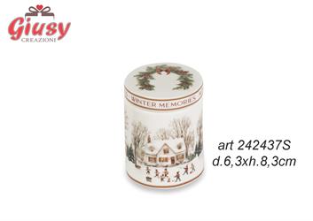 Candela In Barattolo In Porcellana Decoro Winter Memories Diametro 6.3xH.8.3 Cm Completa Di Scatola 1*36