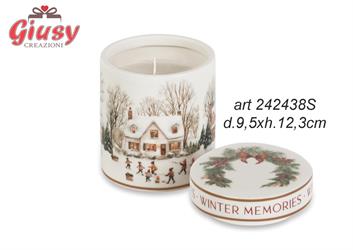 Candela In Barattolo In Porcellana Decoro Winter Memories Diametro 9.5xH.12.3 Cm Completa Di Scatola 1*12