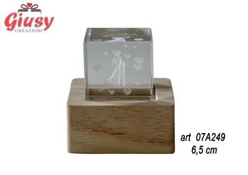 Cubo Cristallo Su Base Legno Con Led, Cm 6X6 Decoro Sposi