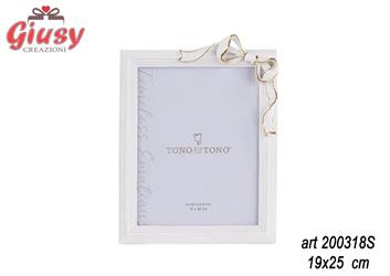 Portafoto Con Fiocchi Color Bianco E Oro In Poliresina 19x25 Cm   3*18