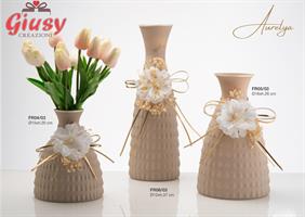 Vaso Dea In Vetro Satinato Colore Tortora Con Applicazione In Pelle E Fiore, D.12XH37 Cm Con Scatola Cilindrica