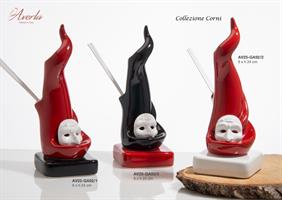 Profumatore Corno Nero In Porcellana Di Capodimonte Con Brucia Incensi Su Base Rossa, 9XH24 Cm Completo Di Scatola