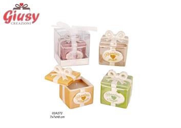 Scatolina A Forma Di Regalo Con Candela Quattro Colori In Assortiti In Porcellana 7X7XH8 Cm,Completo Di Scatola 4*48